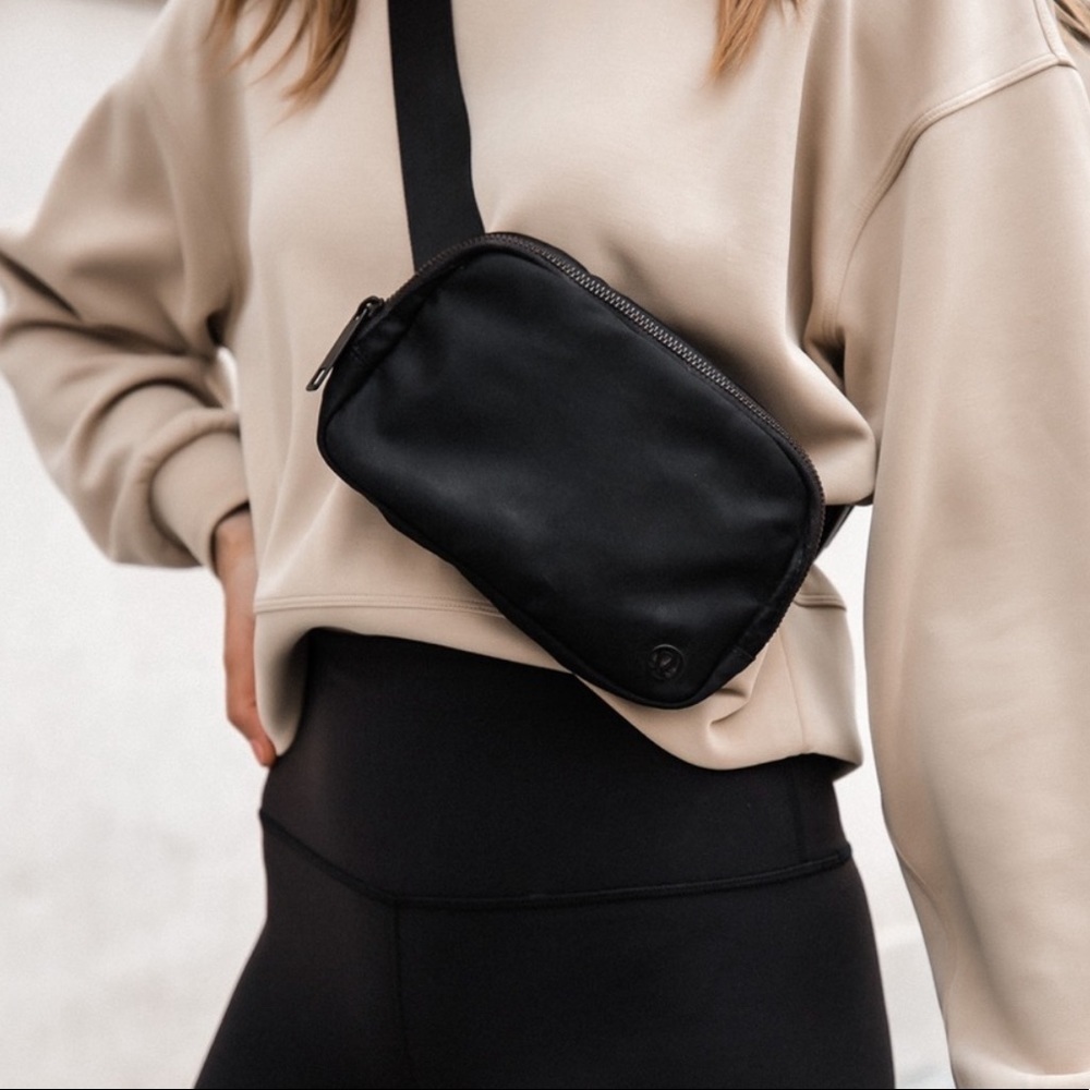 LAST ONE NWT Lululemon Everywhere Belt Bag in matte black Rare
